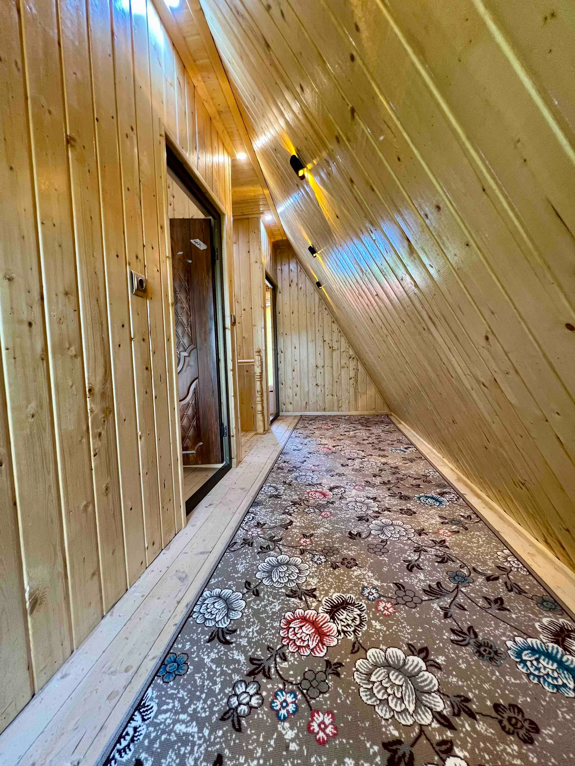کلبه سوئیسی استخردار گیسوم توسکا
