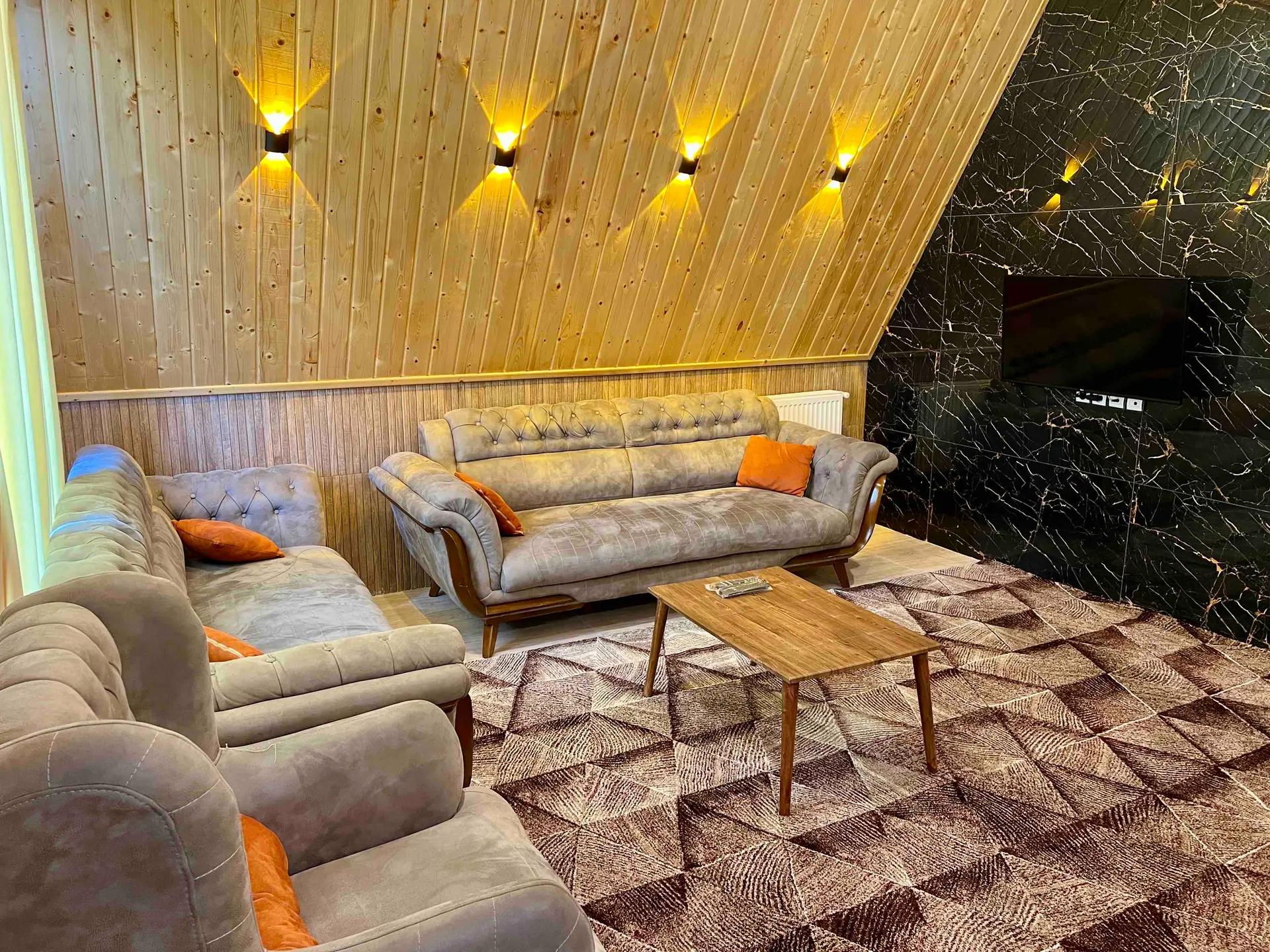 کلبه سوئیسی استخردار گیسوم توسکا
