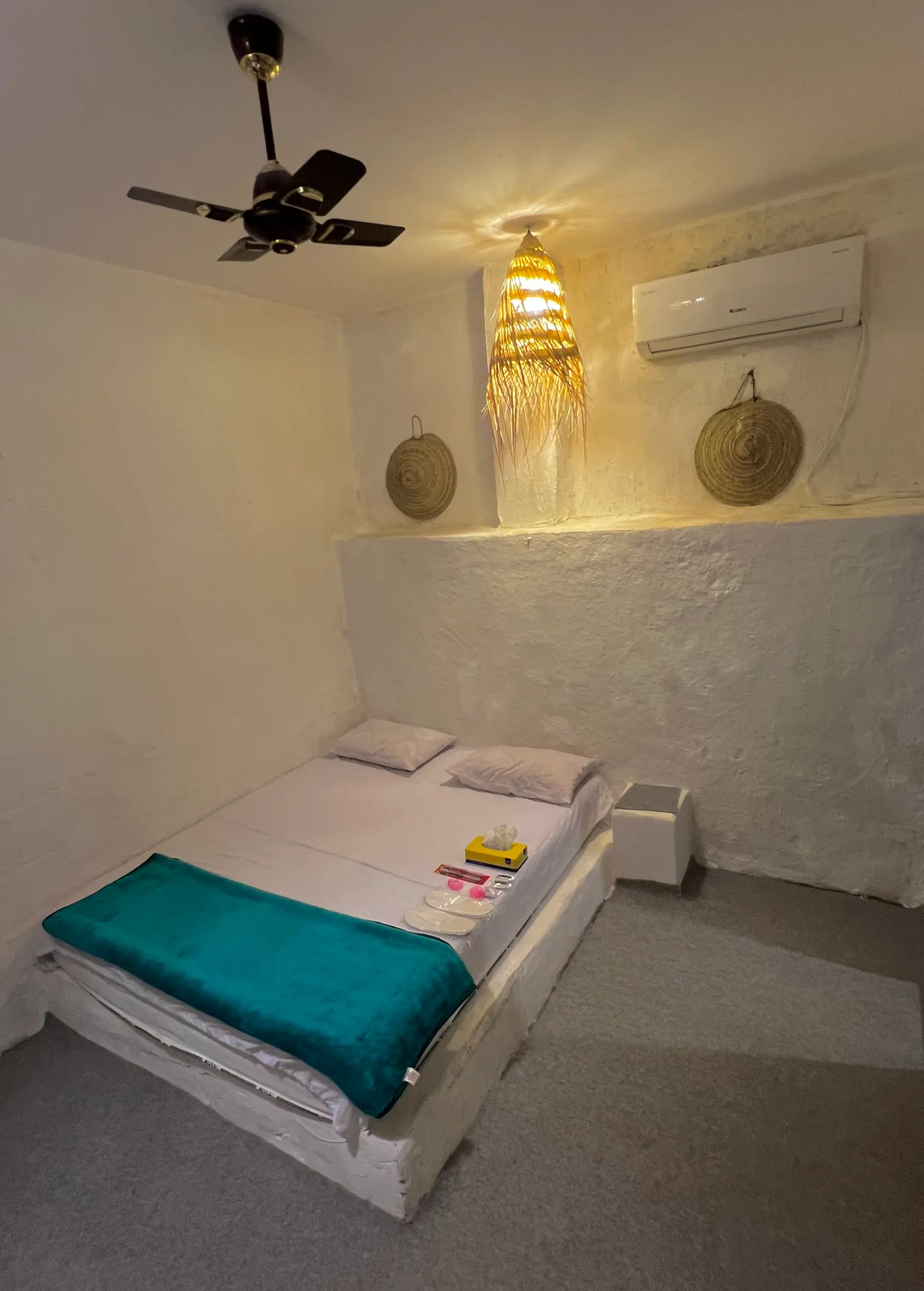بوم گردی امینی اتاق مَنگَر