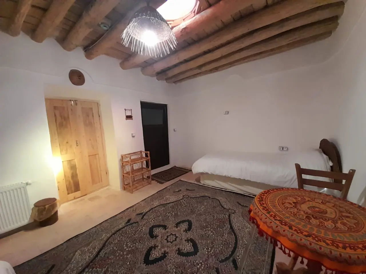بوم گردی اله بوم اتاق آسبون