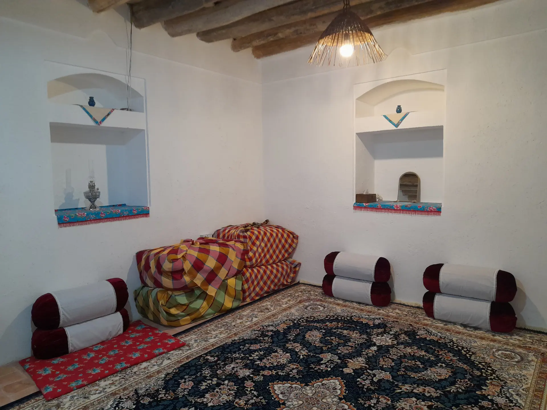 بوم گردی اله بوم اتاق گل گلی