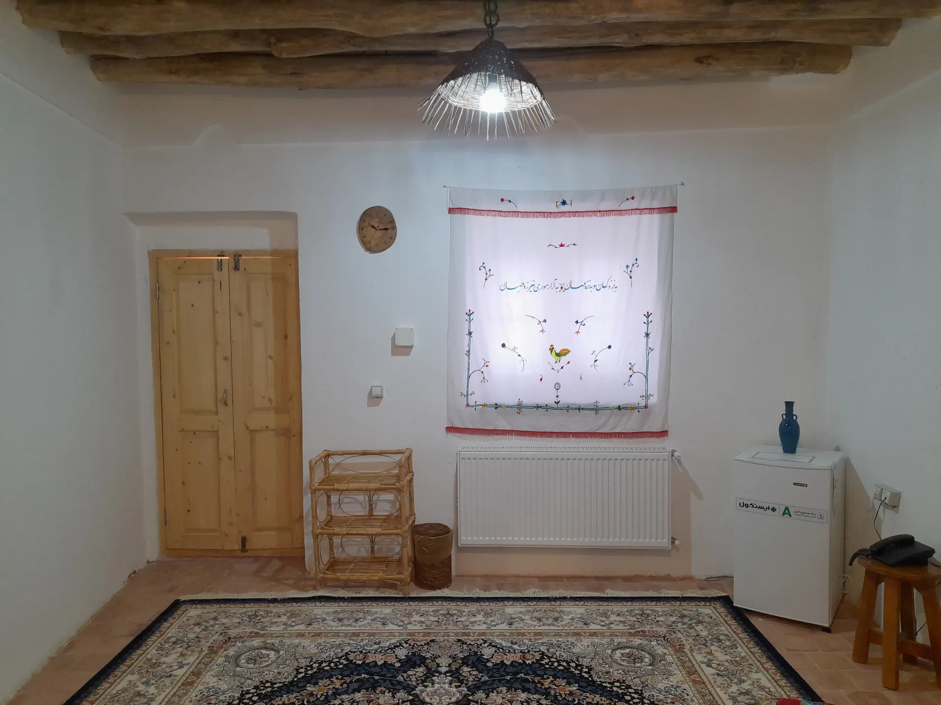 بوم گردی اله بوم اتاق گل گلی
