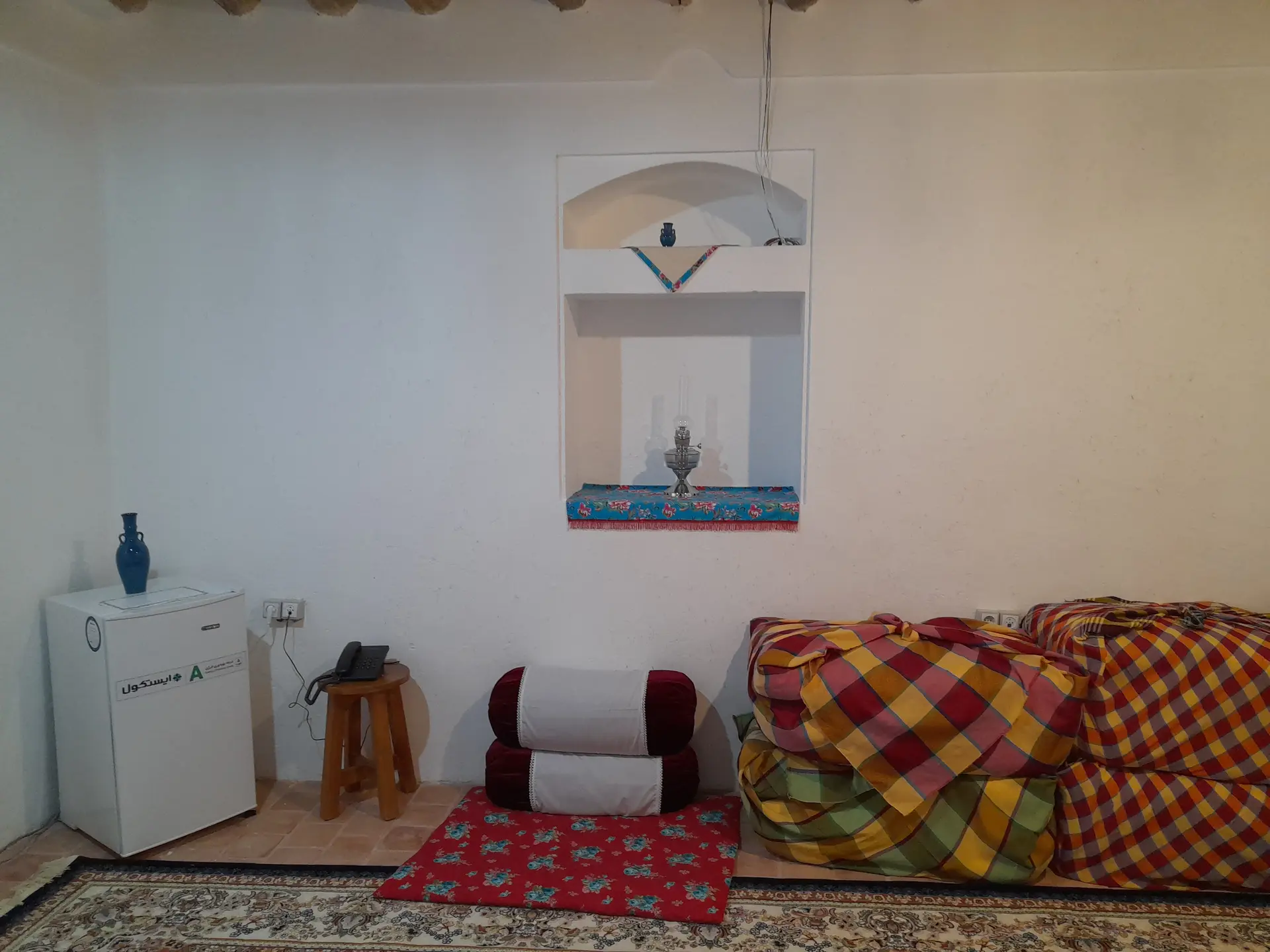 بوم گردی اله بوم اتاق گل گلی