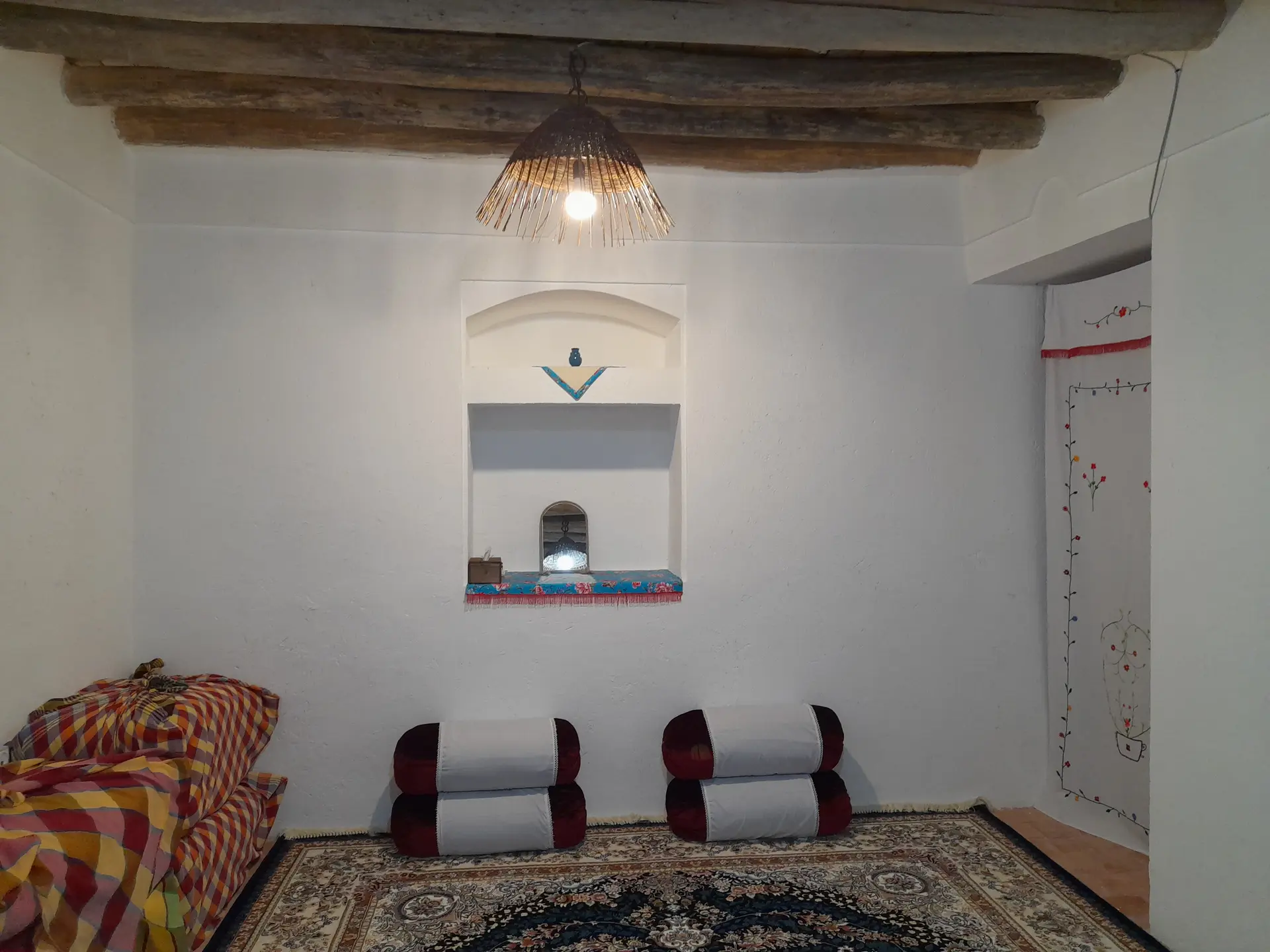بوم گردی اله بوم اتاق گل گلی