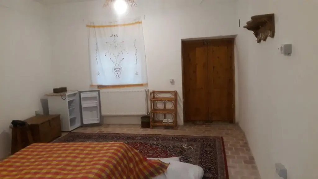 بوم گردی اله بوم اتاق آلاله