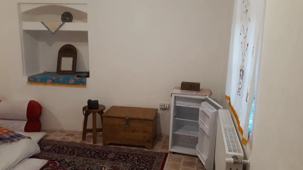 بوم گردی اله بوم اتاق آلاله