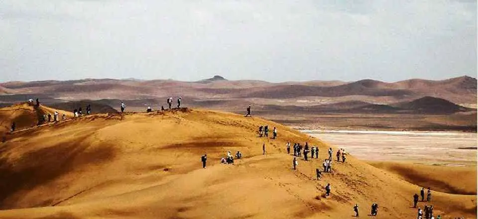 اقامتگاه بوم گردی نمکزار سه قلعه در سرایان