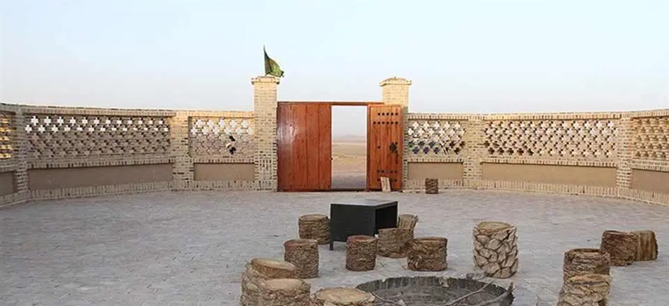 اقامتگاه بوم گردی نمکزار سه قلعه در سرایان