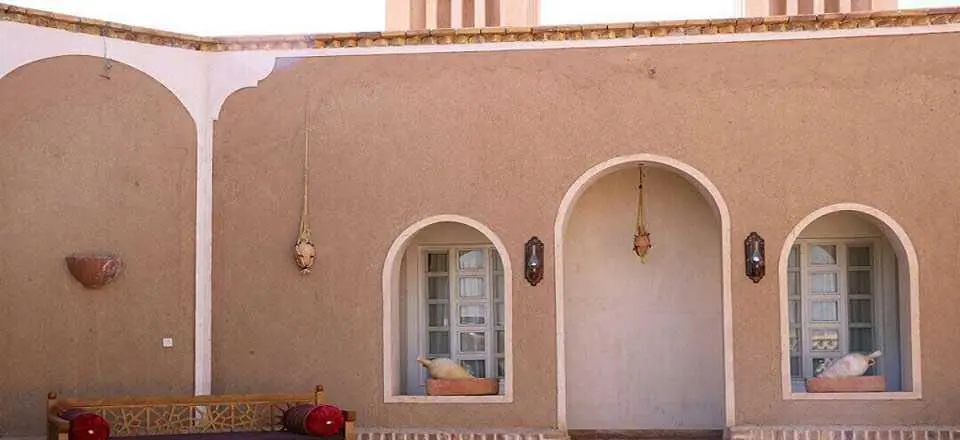 اقامتگاه بوم گردی نمکزار سه قلعه در سرایان