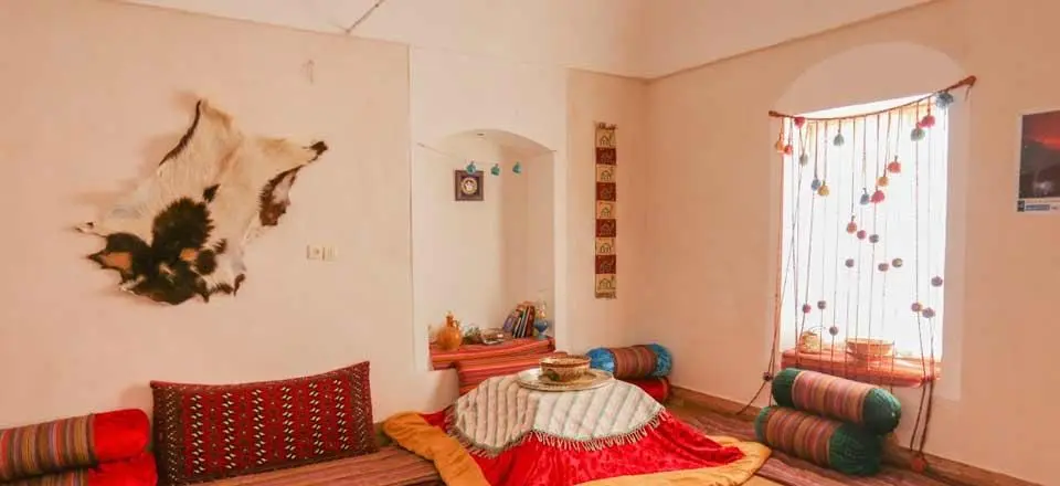 اقامتگاه بوم گردی نمکزار سه قلعه در سرایان