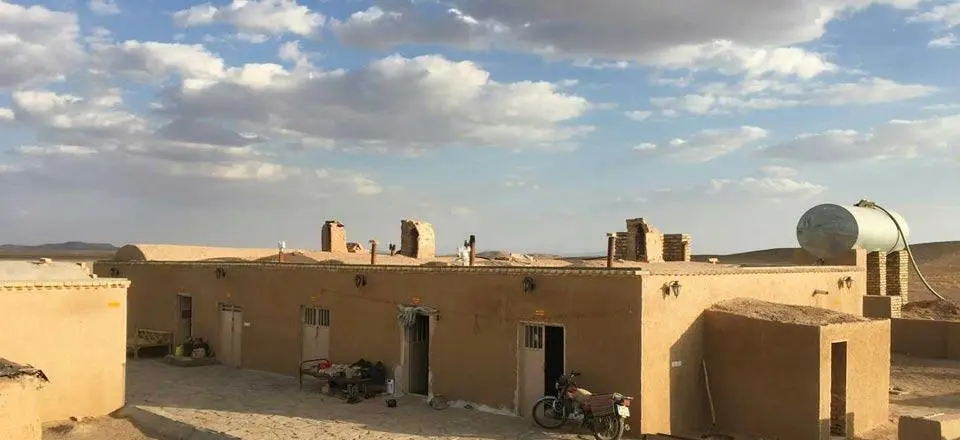 اقامتگاه بوم گردی نمکزار سه قلعه در سرایان