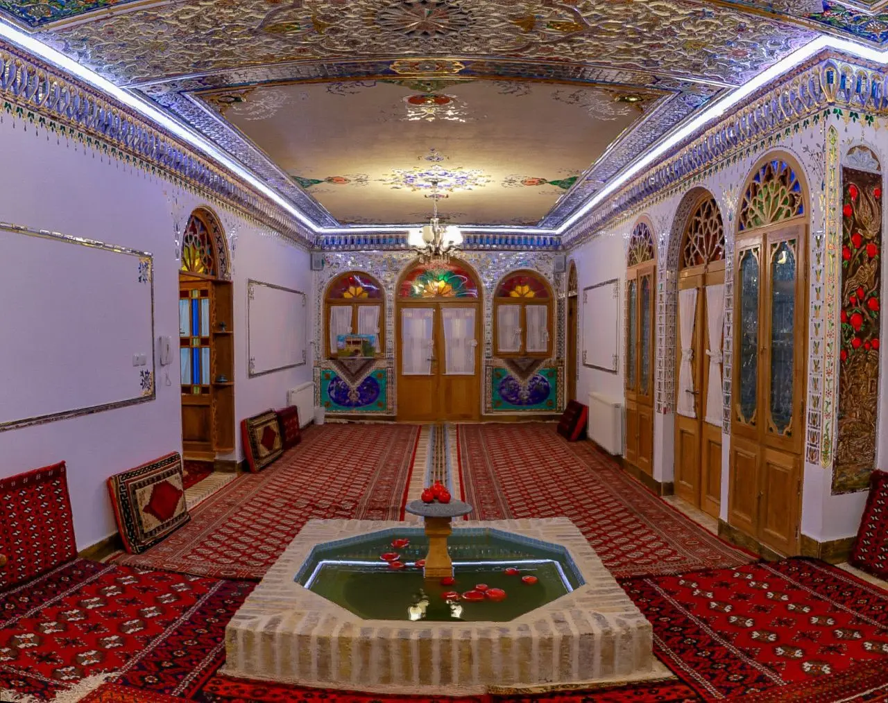 اقامتگاه بوم گردی شریفی در فردوس