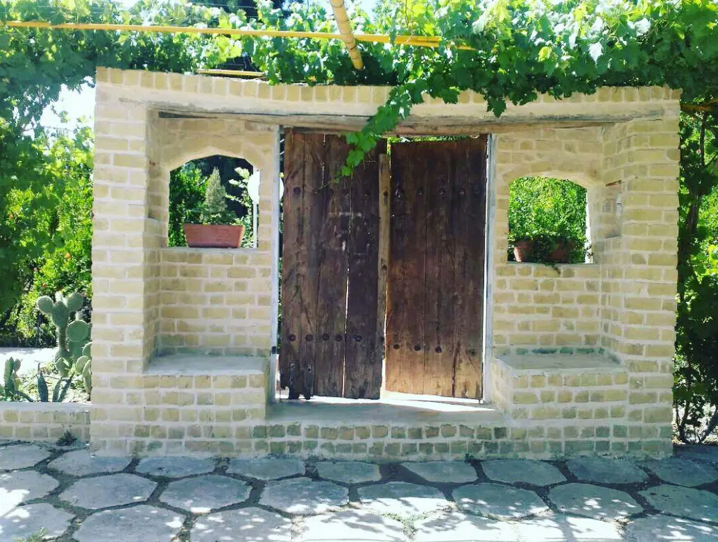 اقامتگاه بوم گردی باغ گلها در ارسنجان