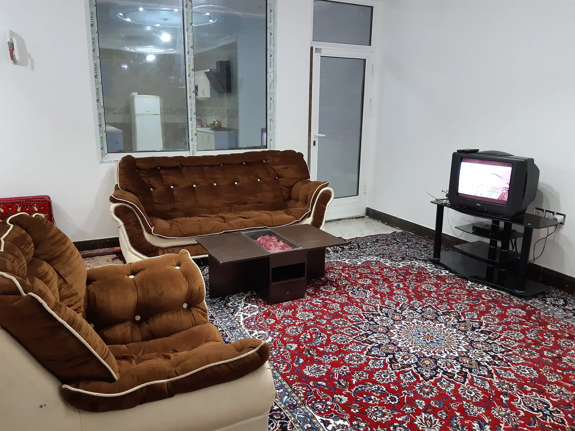 منزل فراز همکف جنب باغ فین 