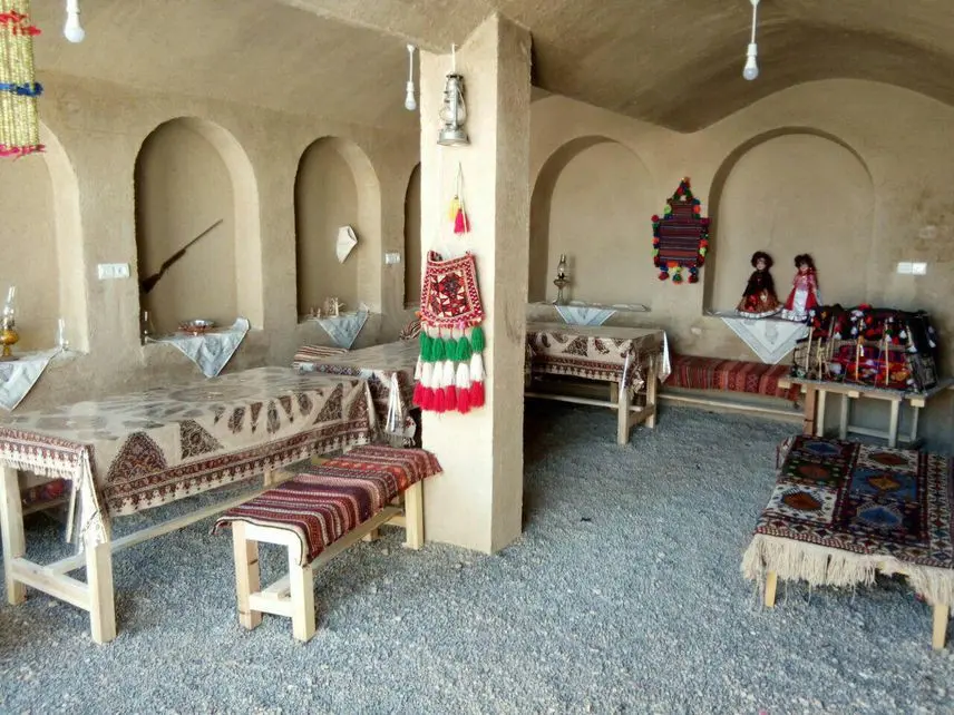 اجاره اقامتگاه بوم گردی ایزدمهر آباده