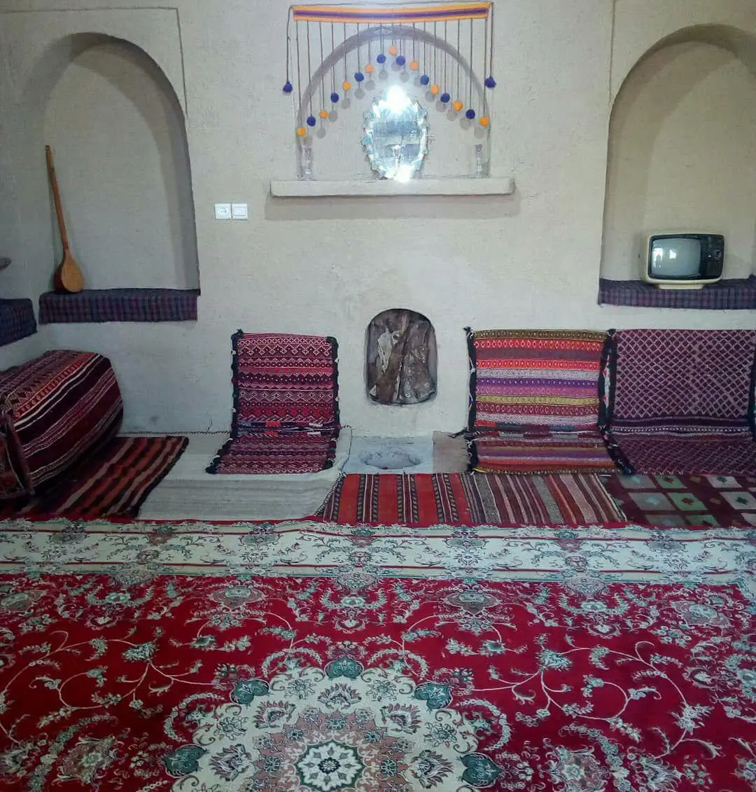 اجاره اقامتگاه بوم گردی ایزدمهر آباده