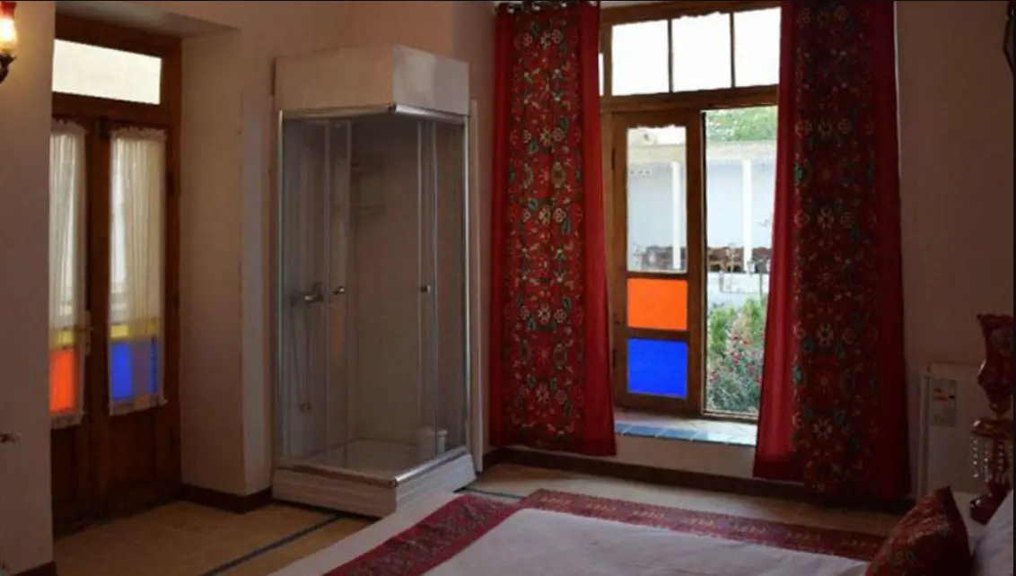 بوم گردی سرای سفیر در اصفهان