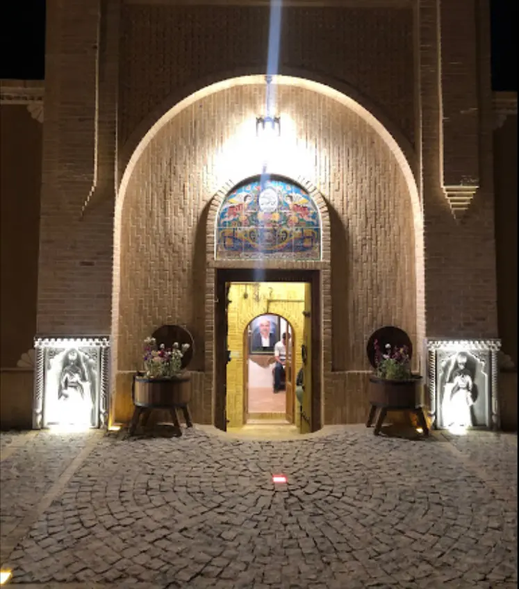 اجاره اقامتگاه عمارت عباس قلی خان در آباده