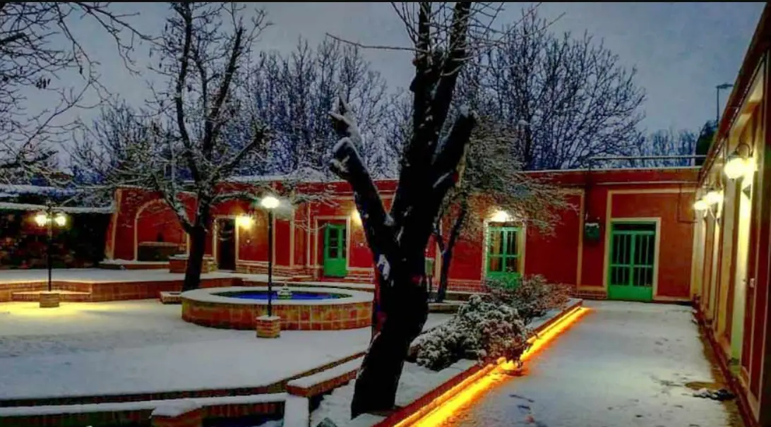 اقامتگاه بوم گردی سرای گلاب لاله زار بردسیر