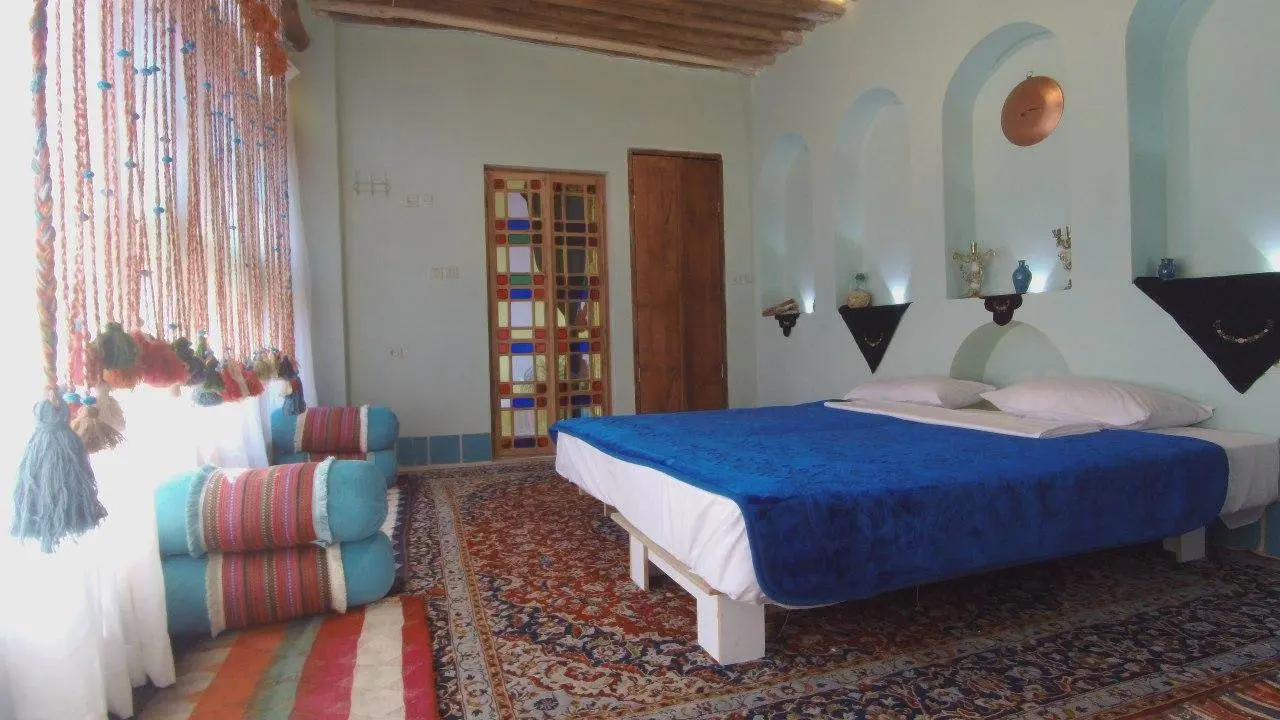 بوم گردی عمارت هفت رنگ در شیراز
