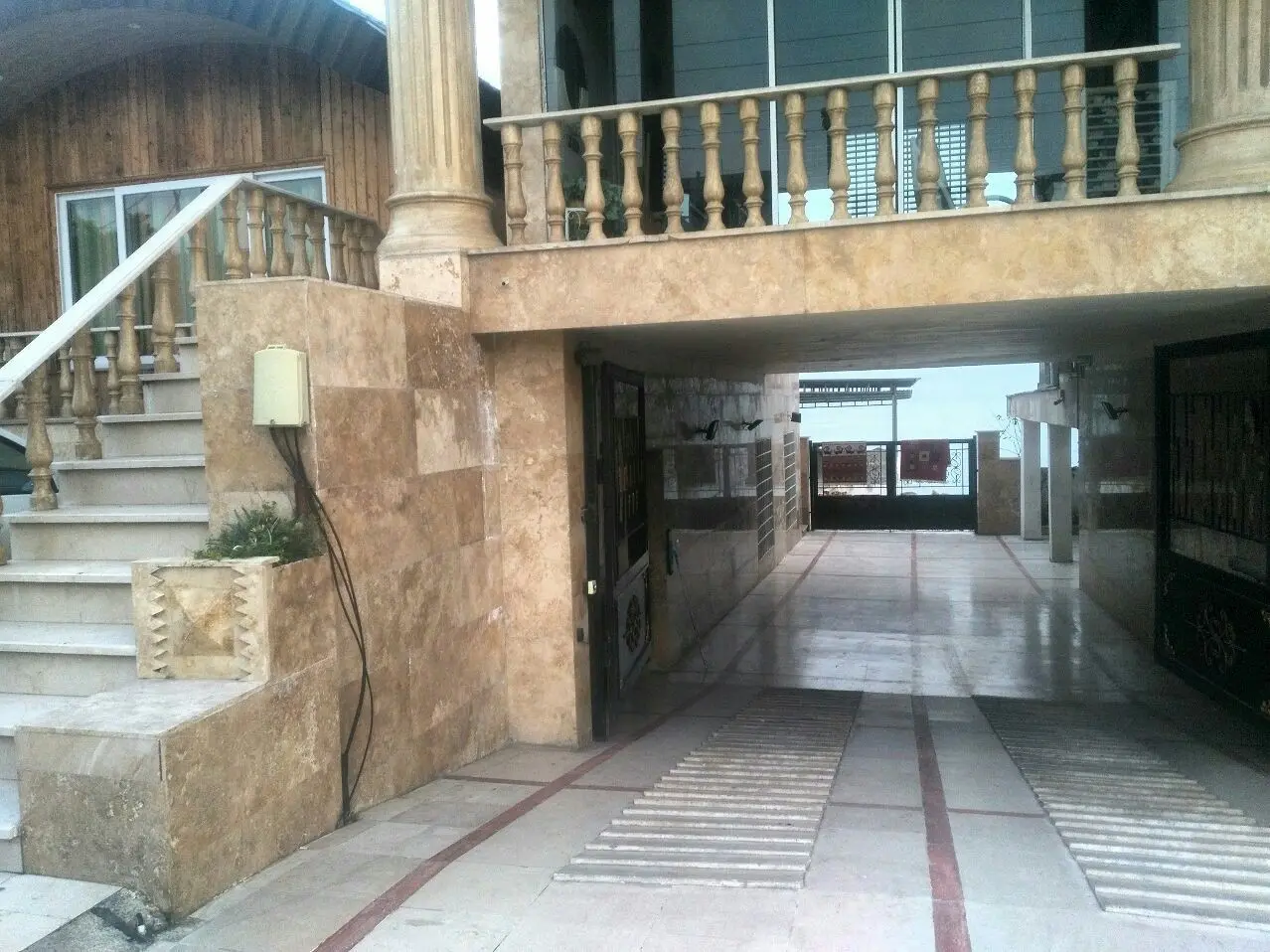 کلبه چوبی تک خواب در ساحل نوشهر