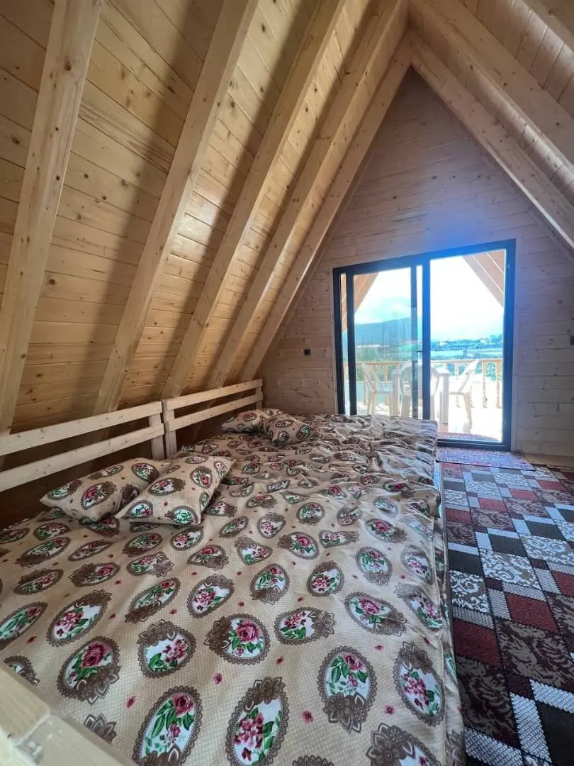 کلبه چوبی سوییسی استخردار