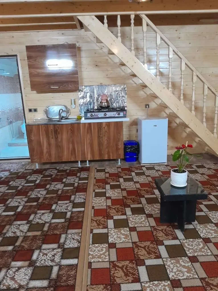 کلبه چوبی سوییسی استخردار
