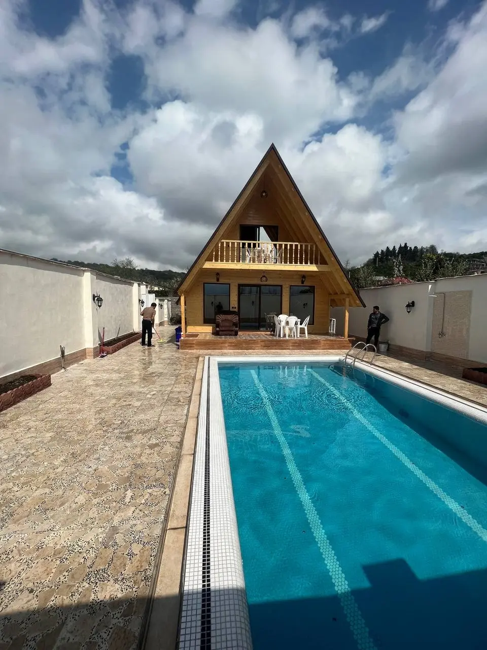 کلبه چوبی سوییسی استخردار