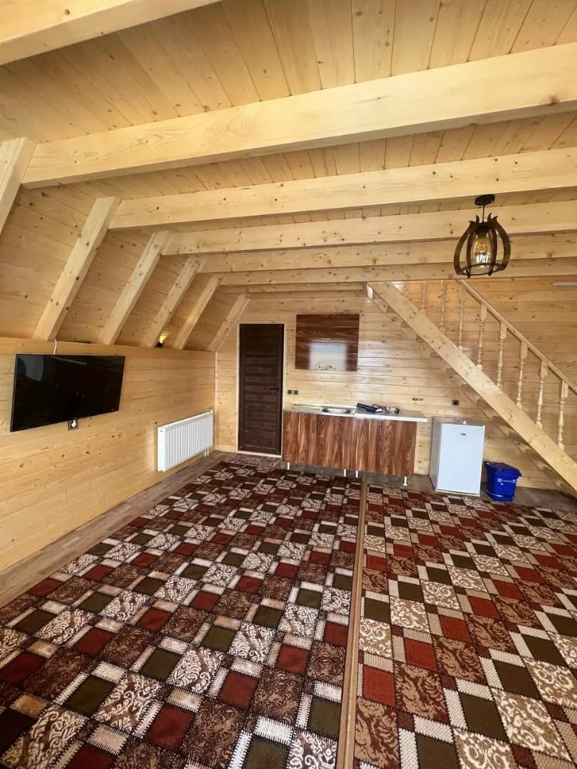 کلبه چوبی سوییسی استخردار