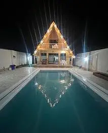 کلبه چوبی سوییسی استخردار