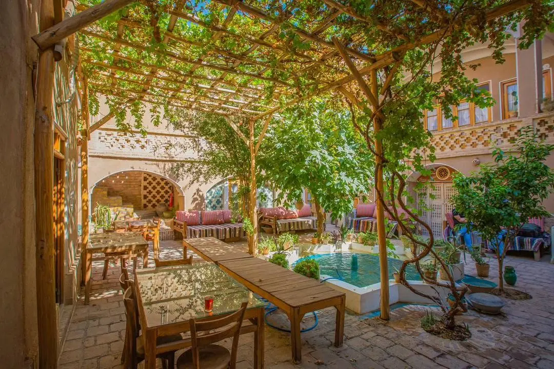 بوم گردی خانه نقلی کاشان