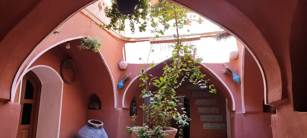 اقامتگاه بومگردی قلعه سفید ندوشن