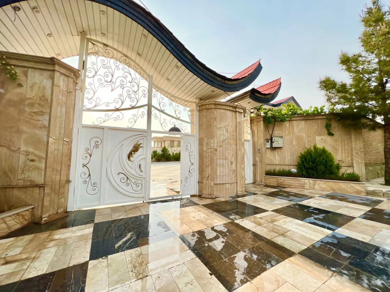 عمارت سه خوابه لوکس با استخر سرپوشیده کردان