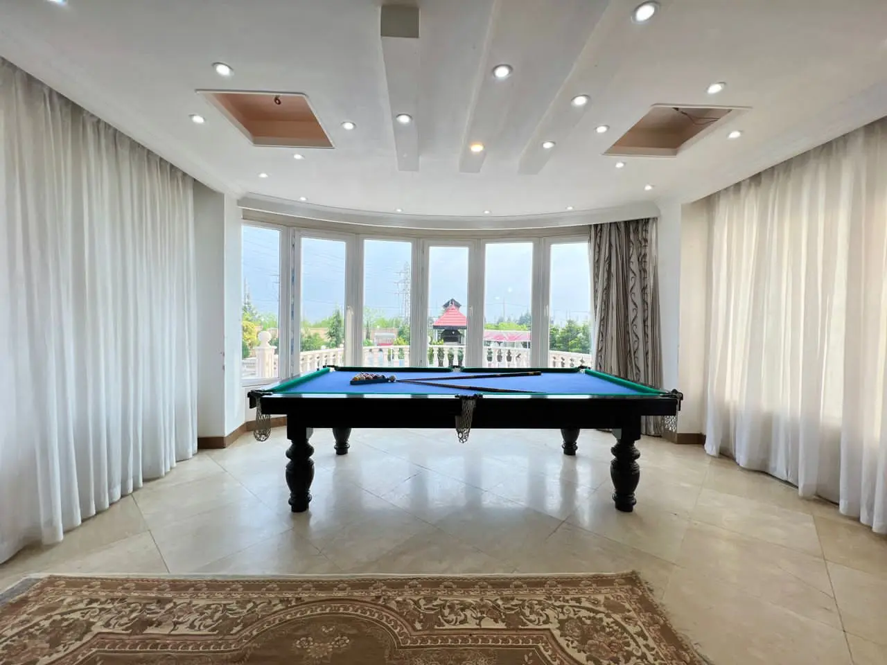 عمارت سه خوابه لوکس با استخر سرپوشیده کردان