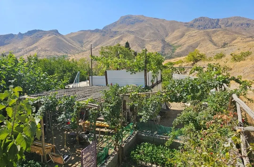 کلبه حیاط دار گردو در کرمانشاه