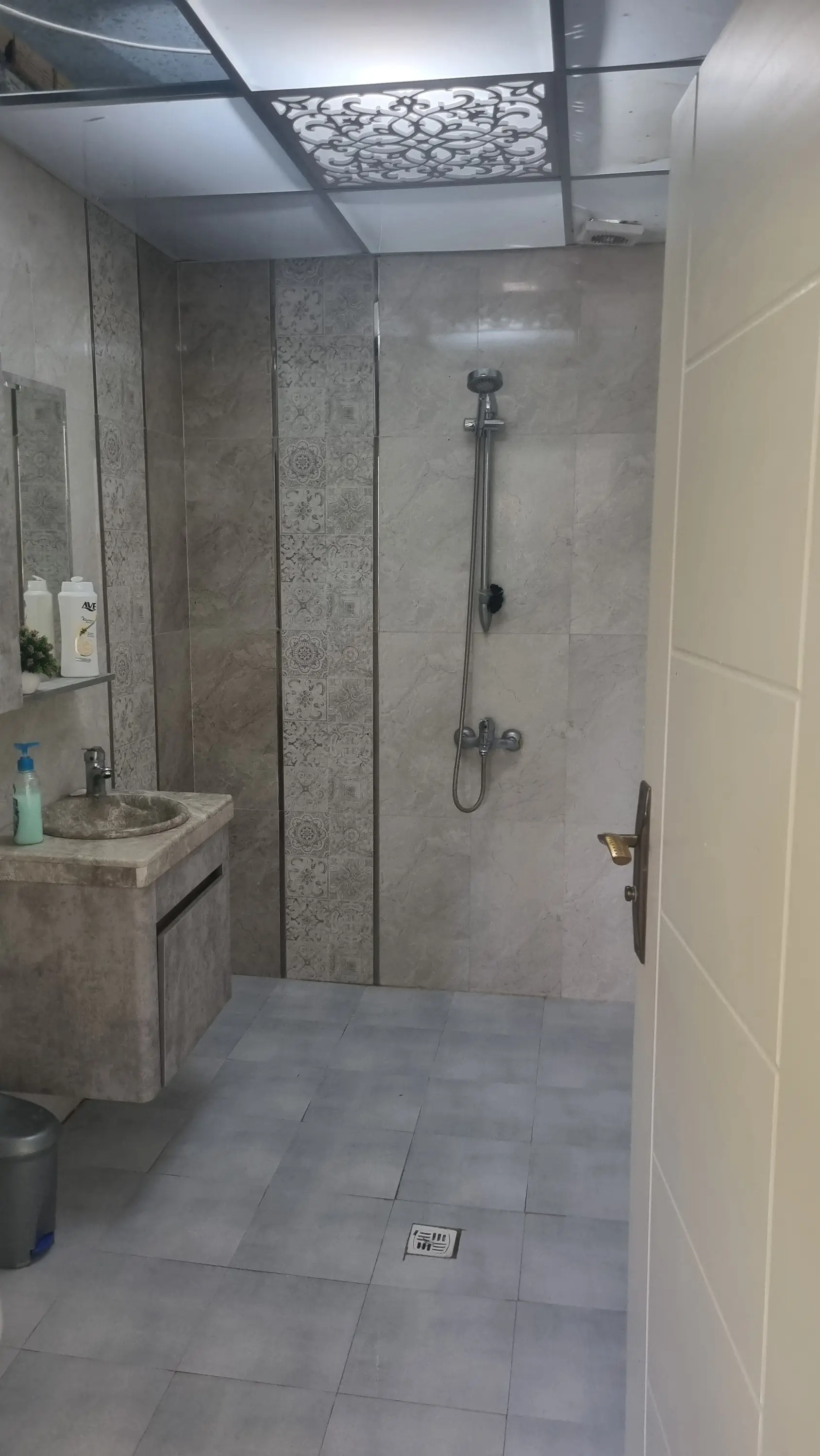 ویلا باغ سرسبز استخردار اب گرم