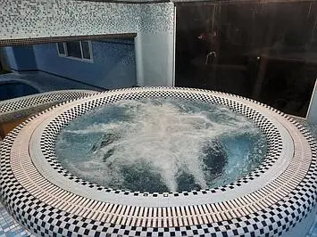 ویلا استخر و جکوزی دار اطراف شیراز