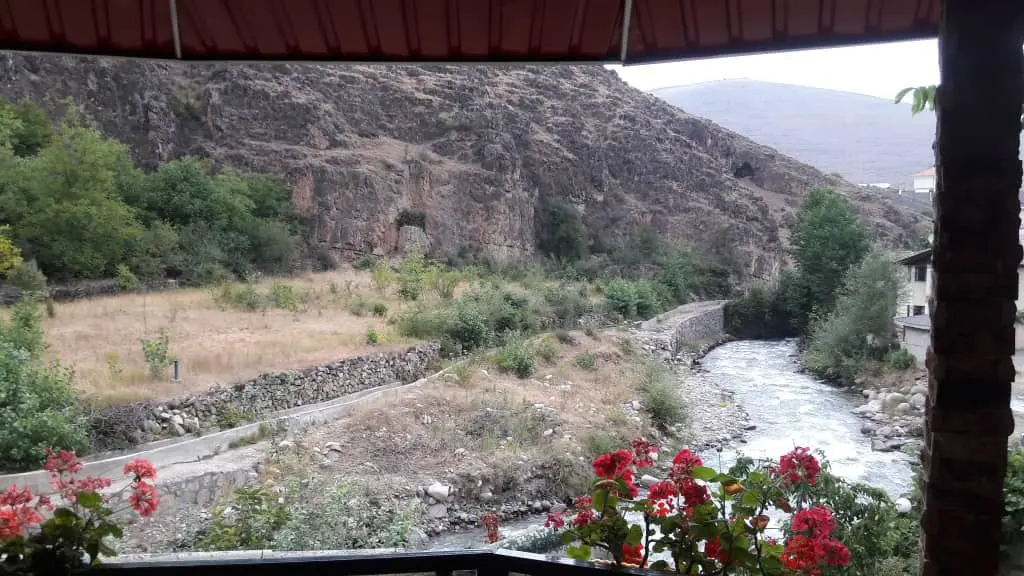 ویلا مشرف به رودخانه پای کوه