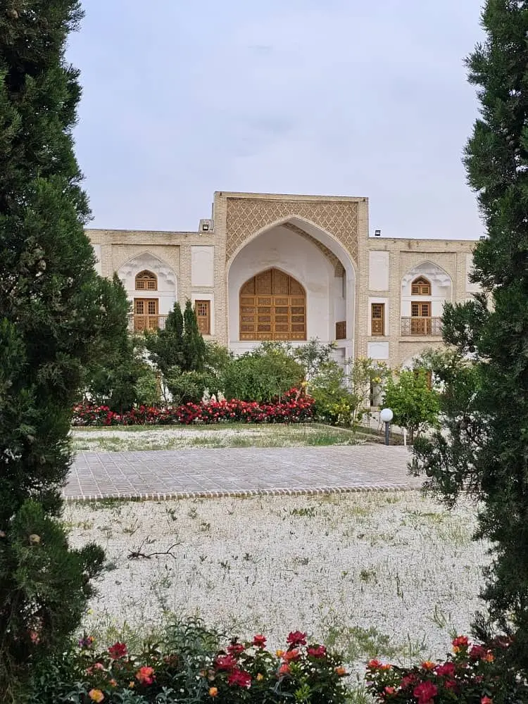 اقامتگاه سنتی عمارت حاکم در ساوه