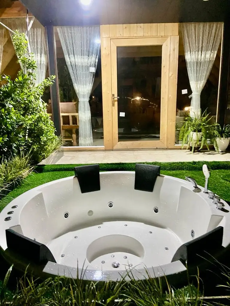 کلبه سوئیسی جکوزی دار زنبق