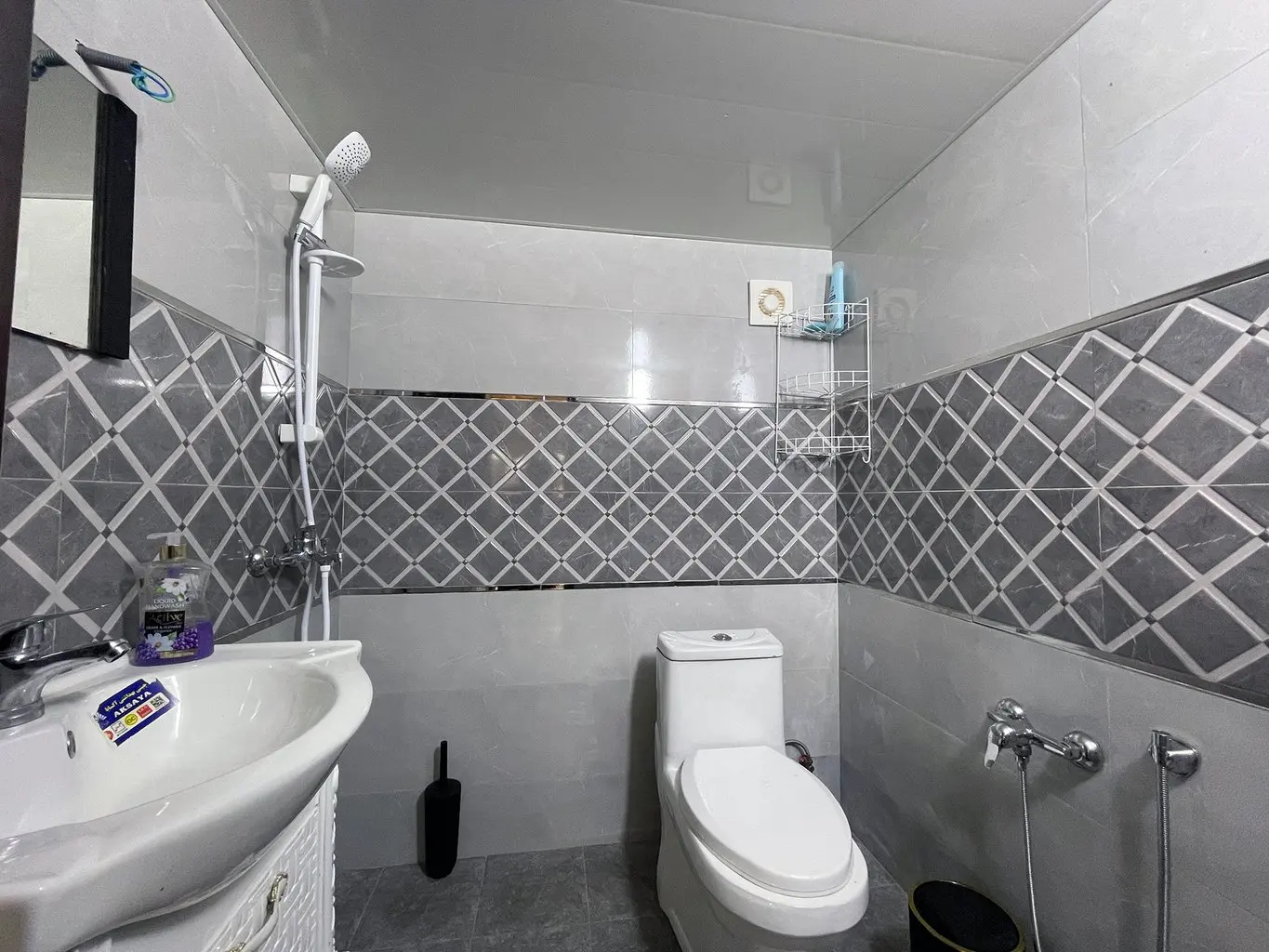کلبه سوئیسی جکوزی دار زنبق