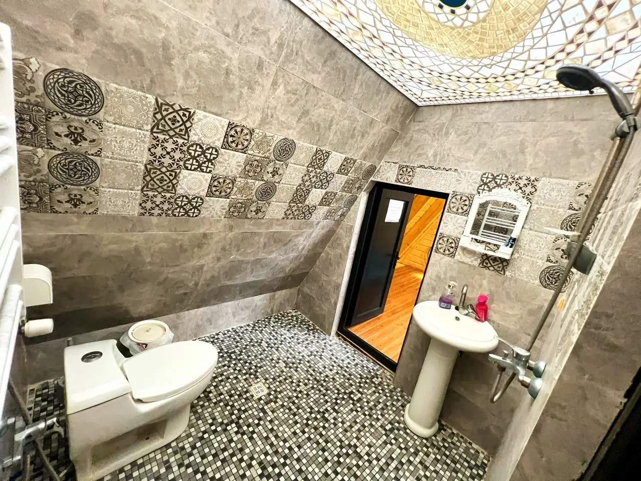 کلبه سویسی دو خوابه جکوزی دار