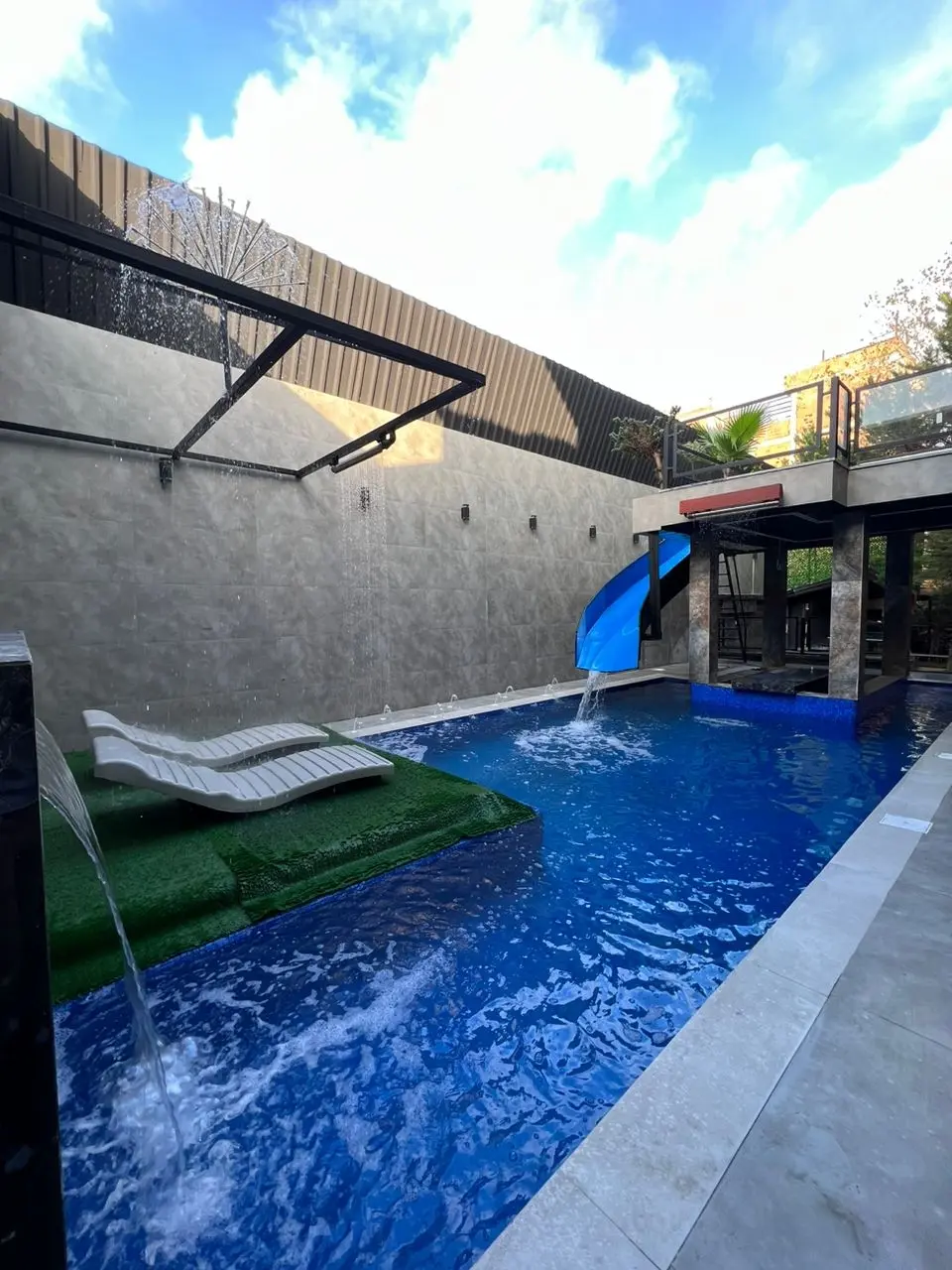 عمارت هشت خوابه سبز با پارك آبى