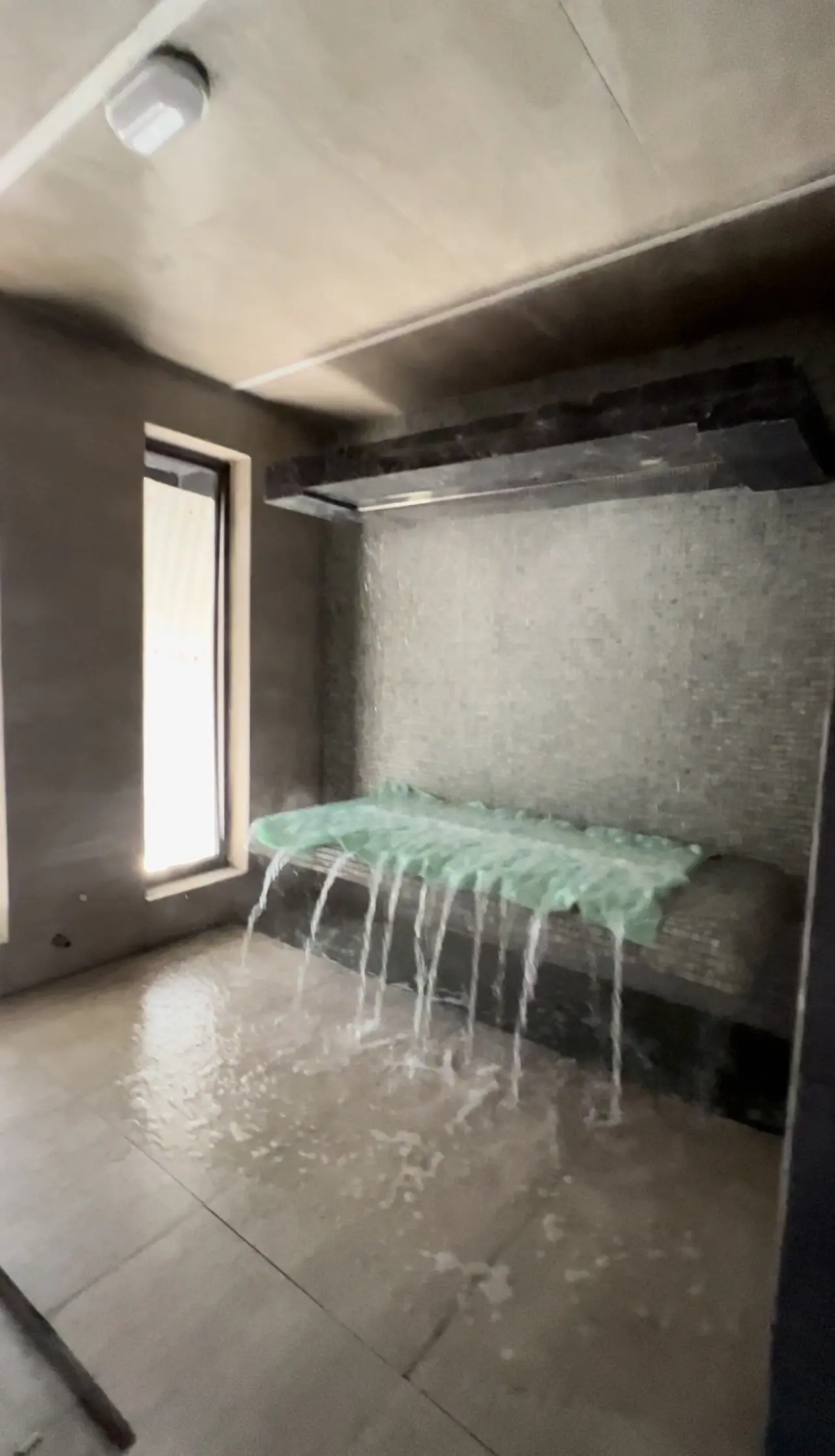 عمارت هشت خوابه سبز با پارك آبى