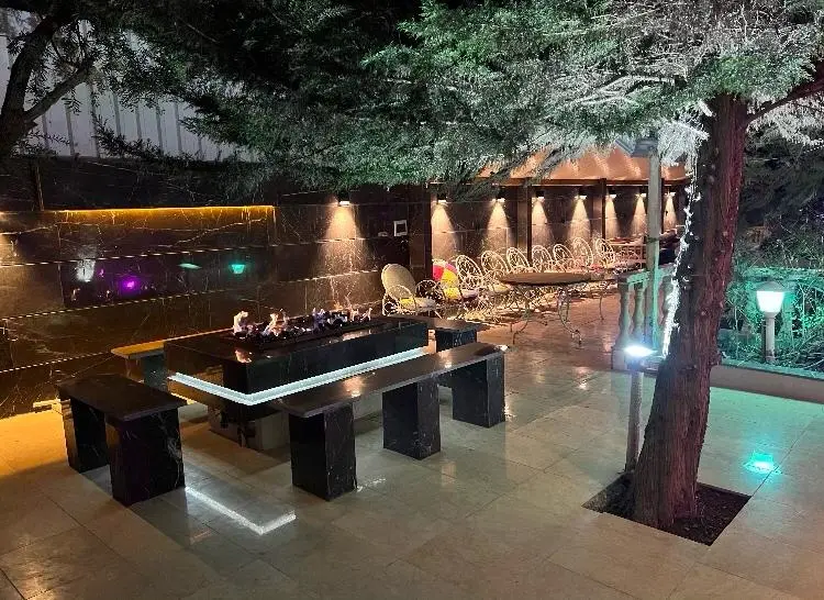 عمارت هشت خوابه سبز با پارك آبى