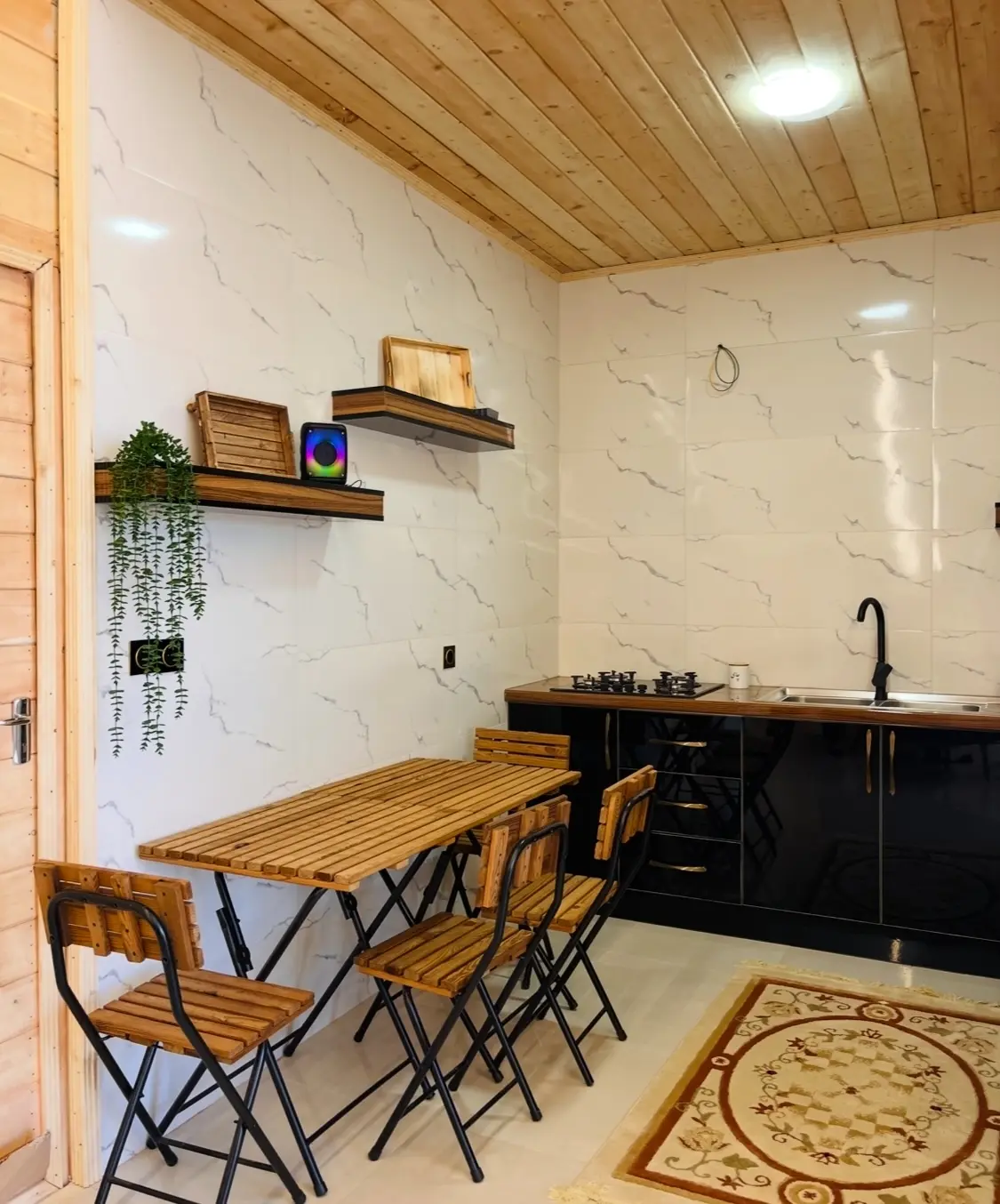 کلبه تک خوابه مدرن شیشه ای افرا