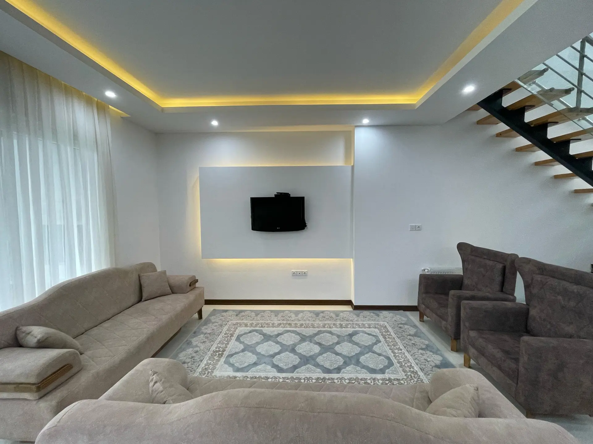ویلایی مدرن استخر روباز فانوس ۱