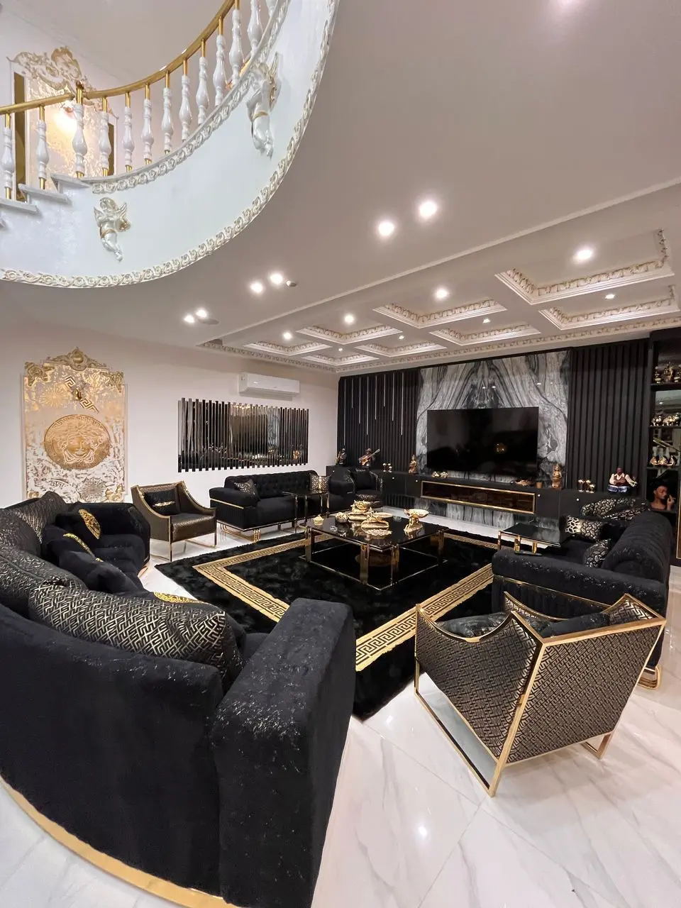 عمارت فوق لوکس با استخر چهار فصل