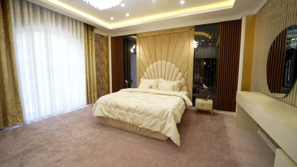 عمارت فوق لوکس با استخر چهار فصل