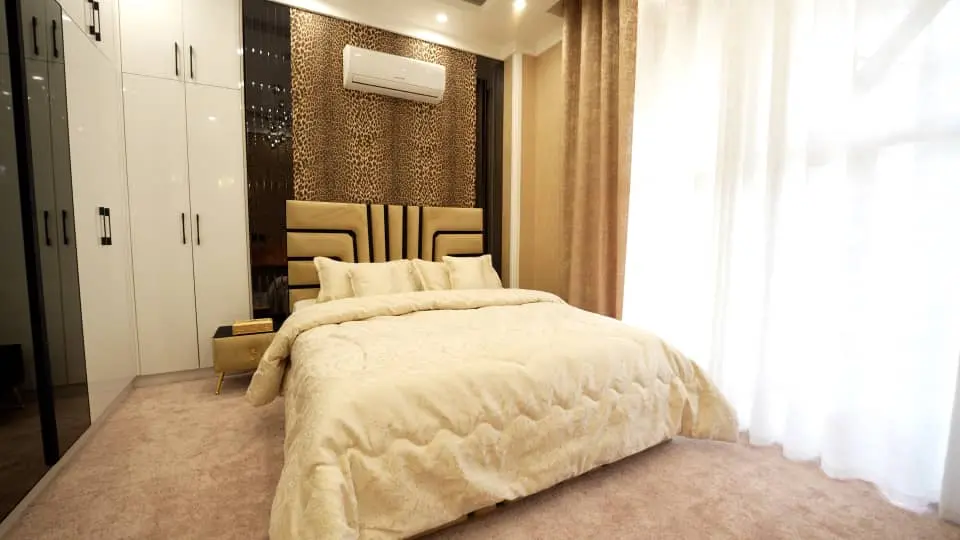 عمارت فوق لوکس با استخر چهار فصل